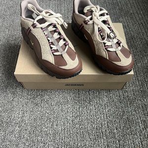 Nike Air Humara LX
Jacquemus Ale Brown Gold (W)